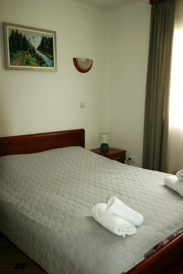 Apartments Vila Monegro Bar Bagian luar foto